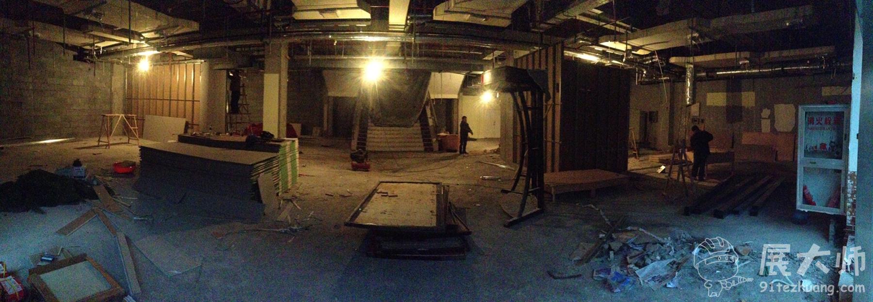 展廳全貌，材料進場