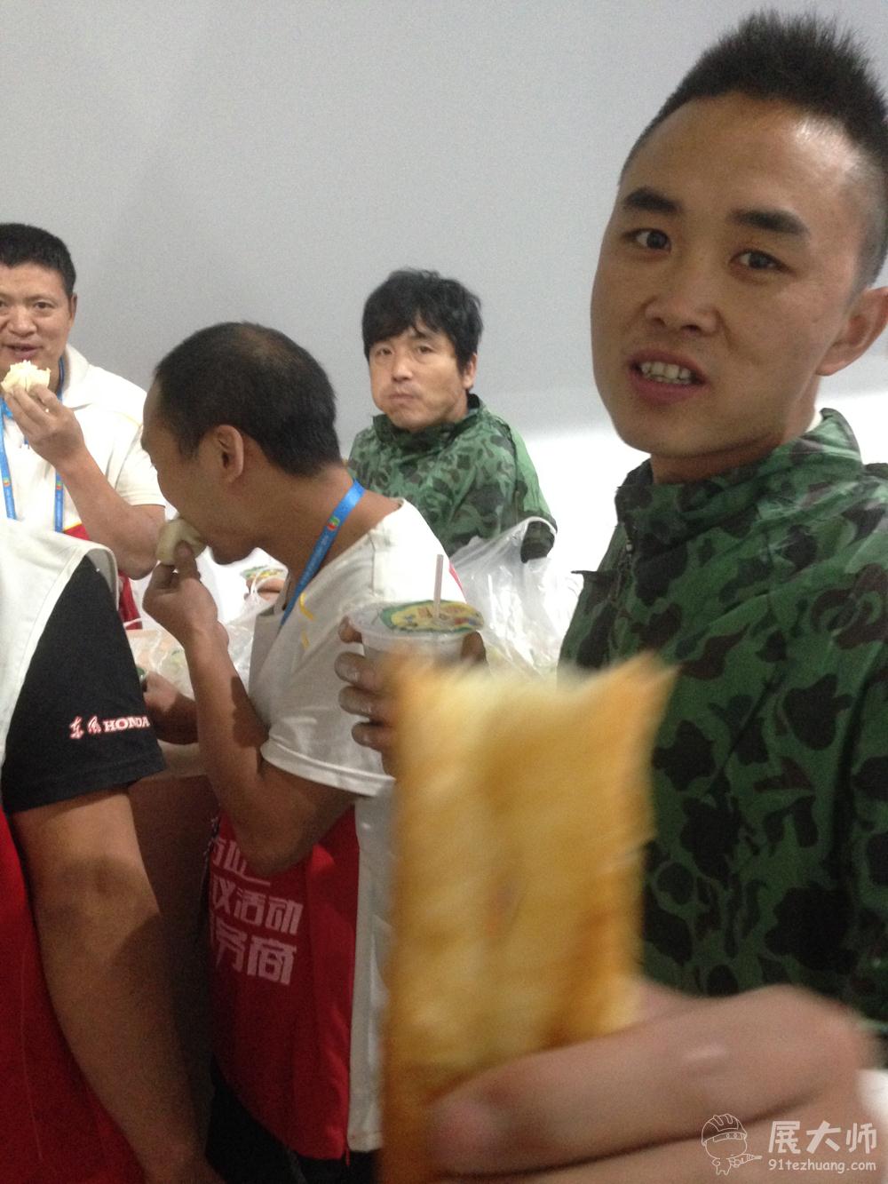 第四天早晨的早飯，瞧這個(gè)帥小伙