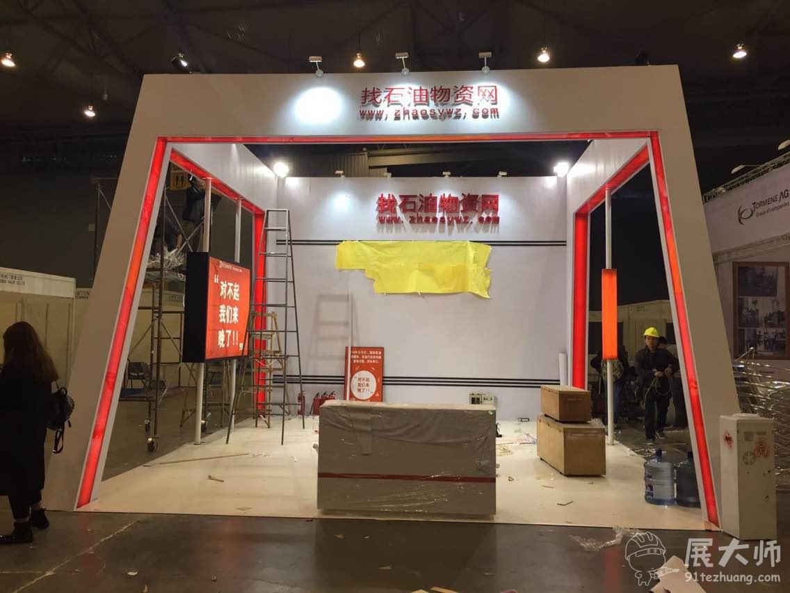 燈光中，展臺(tái)格外耀眼奪目。