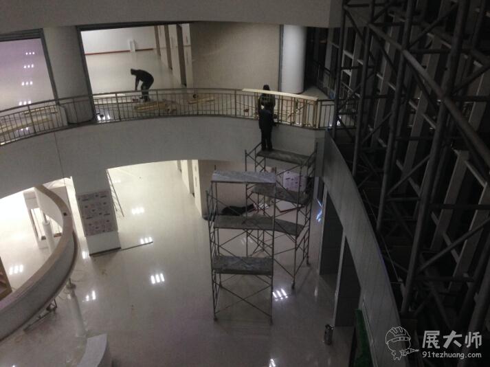 夜晚雖深，但施工不停